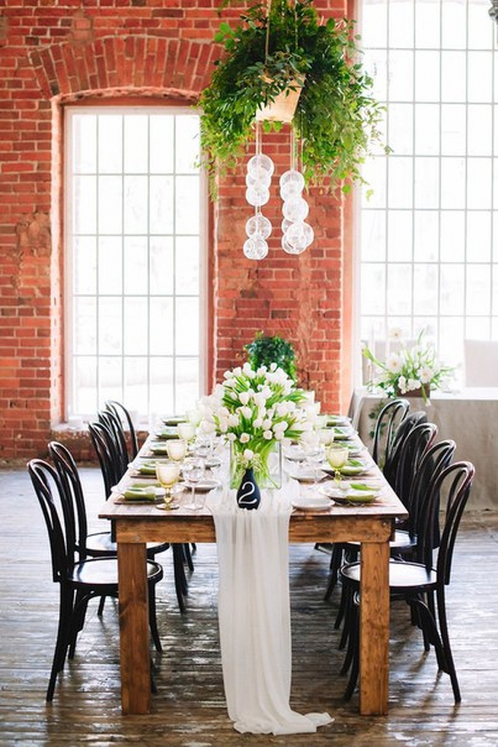 Деревянные столы
В наличии: 12шт
Артикул: СТО004
Материал: дерево 
Размеры: длина 300см, ширина 110см.
Аренда: 3000р/шт