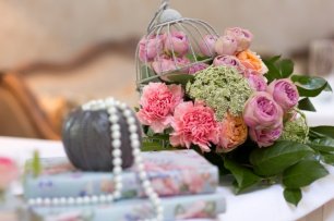 Цветочная композиция в винтажной клетке