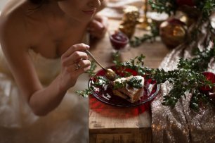 Цветной хрусталь в декоре свадебного стола