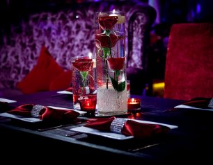 Цветы под водой с хрусталиками и свечами