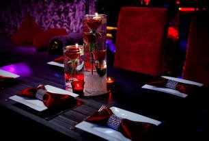 Цветы под водой в окружении свеч