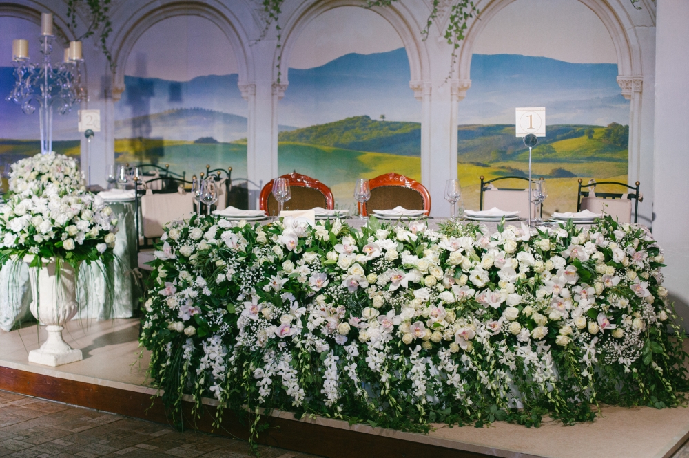 Стол молодоженов - оформление цветами