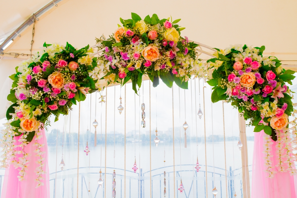 Оформление арки цветами и тканью