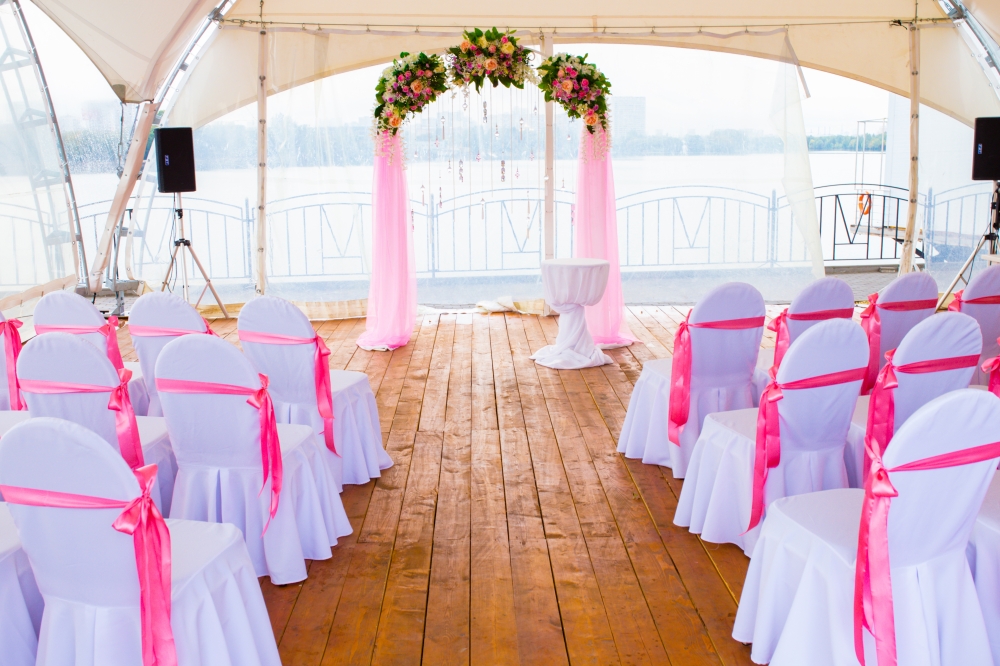 Оформление стульев лентами