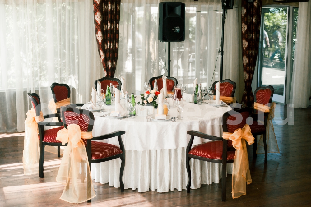 Оформление стульев бантами