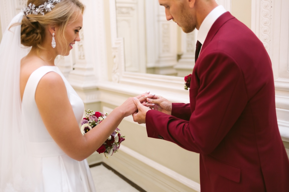 Организация свадьбы в Санкт-Петербурге от агентства RichArt. Дворец бракосочетания №1 на Английской набережной. Счастливые молодожены. Обмен кольцами.
#RichArt #Торжествомания