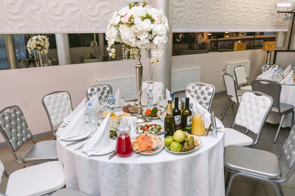 декор свадебного зала и столов гостей от студии декора Торжествомания
#RichArt #Торжествомания