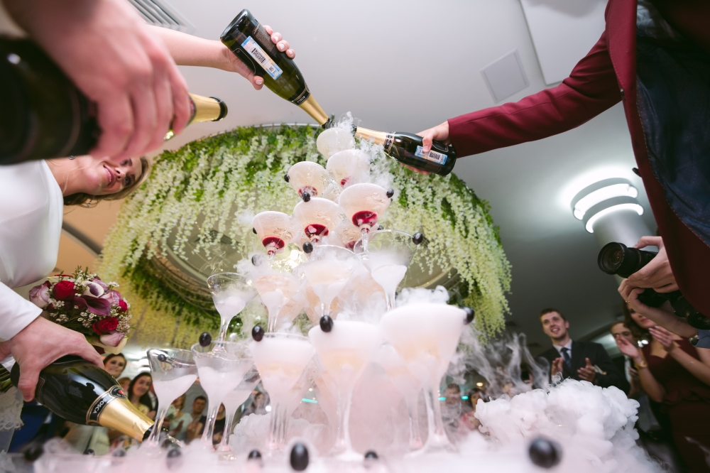 изюминкой торжества была горка шампанского для молодоженов и гостей
#RichArt #Торжествомания