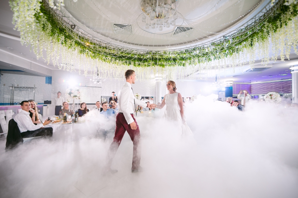 шикарный первый танец молодоженов
под огромной цветочной люстрой от студии декора #Торжествомания