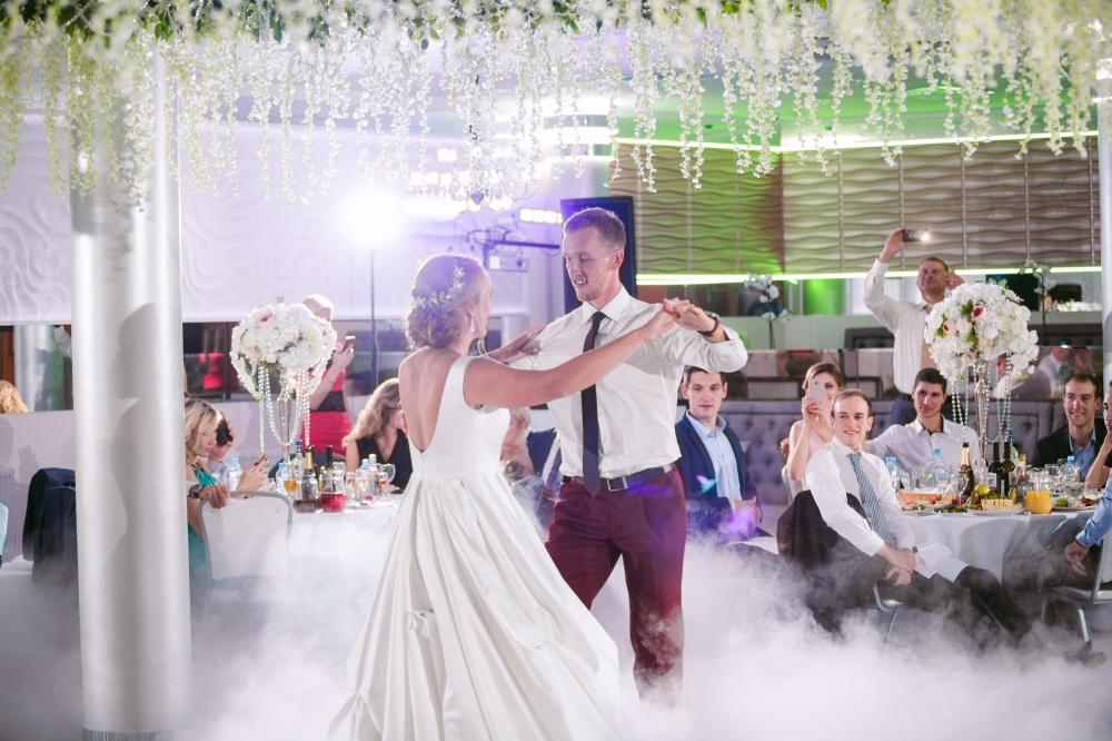 первый танец молодоженов под огромной цветочной люстрой
#Торжествомания