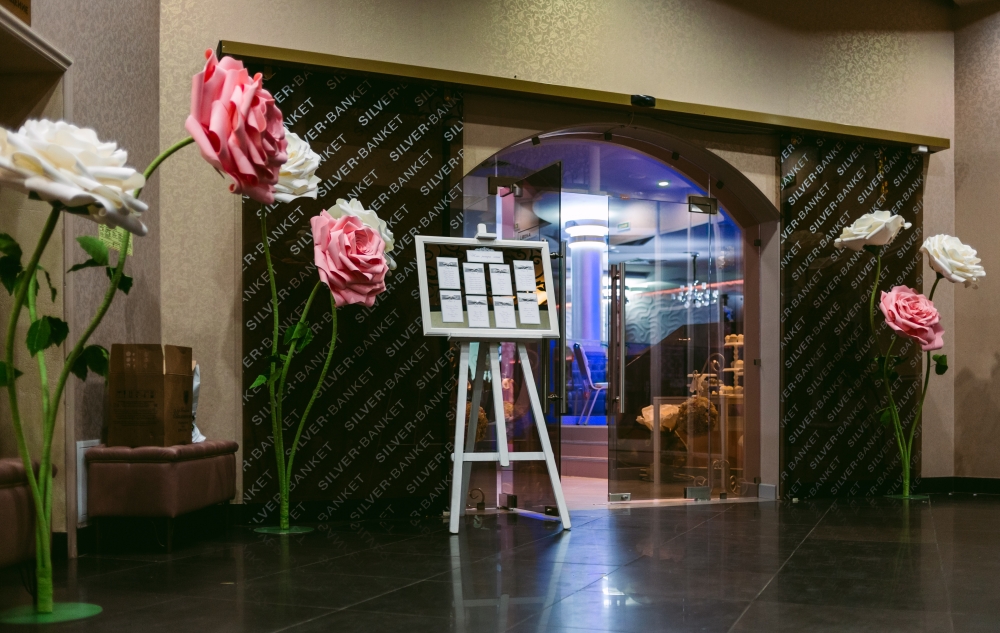 банкетный зал входная группа из больших бумажных цветов и плана рассадки гостей на зеркале
#Торжествомания