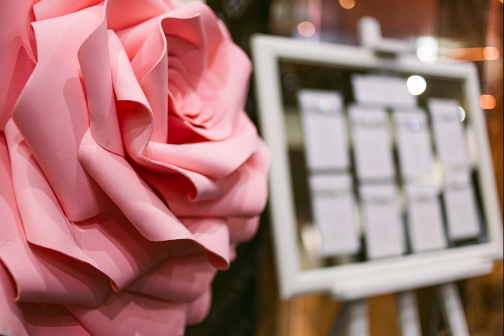 банкетный зал входная группа из больших бумажных цветов и плана рассадки гостей на зеркале
#Торжествомания