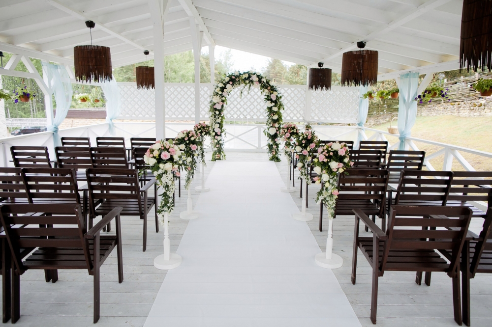 свадебная арка, арка из цветов, выездная церемония, свадебная церемония, цветочное оформление, свадебная флористика, оформление выездной церемонии