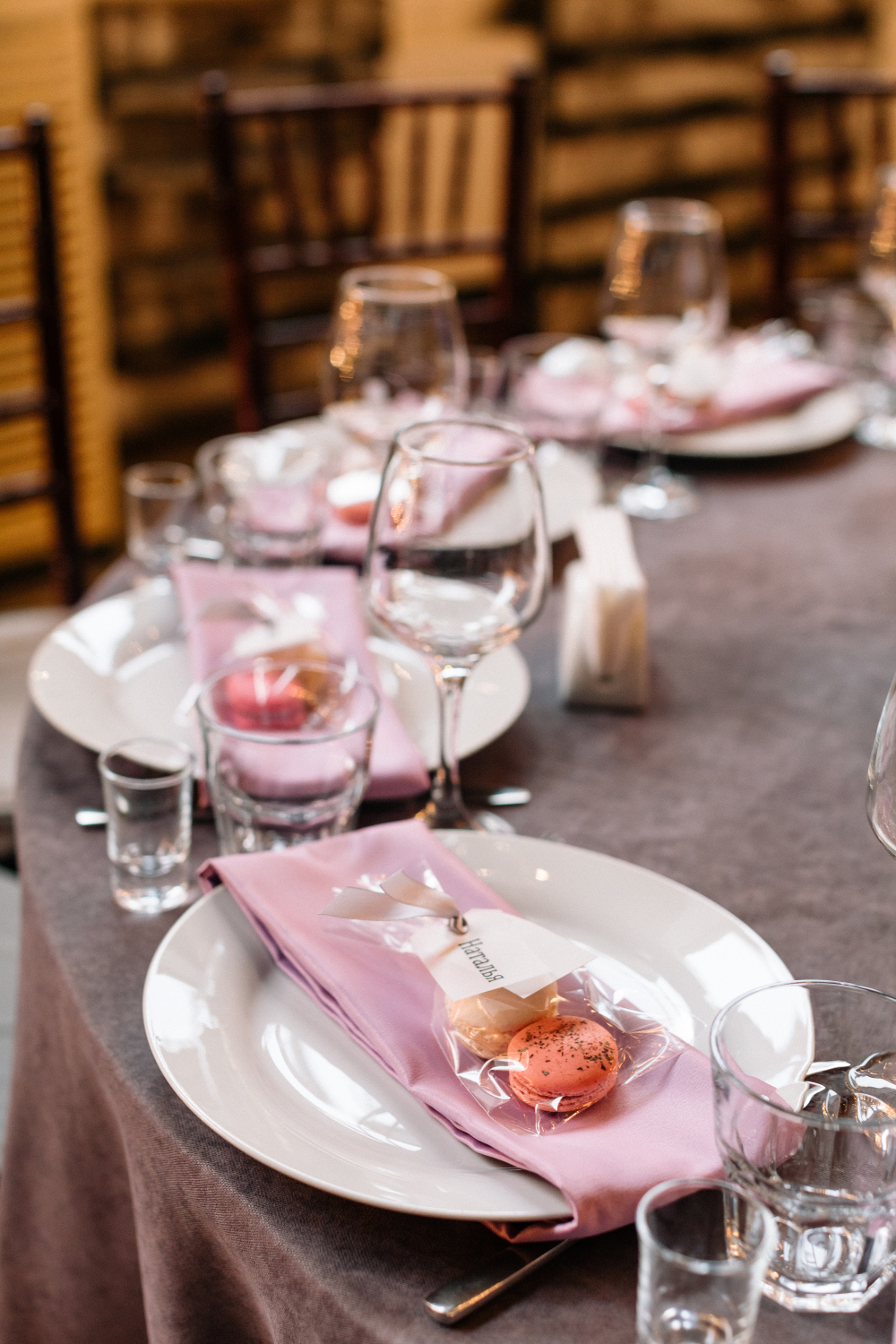 оформление салфеток на свадьбу в Петербурге, декор свадьбы банкетного зала от студии свадебной флористики Торжествомания