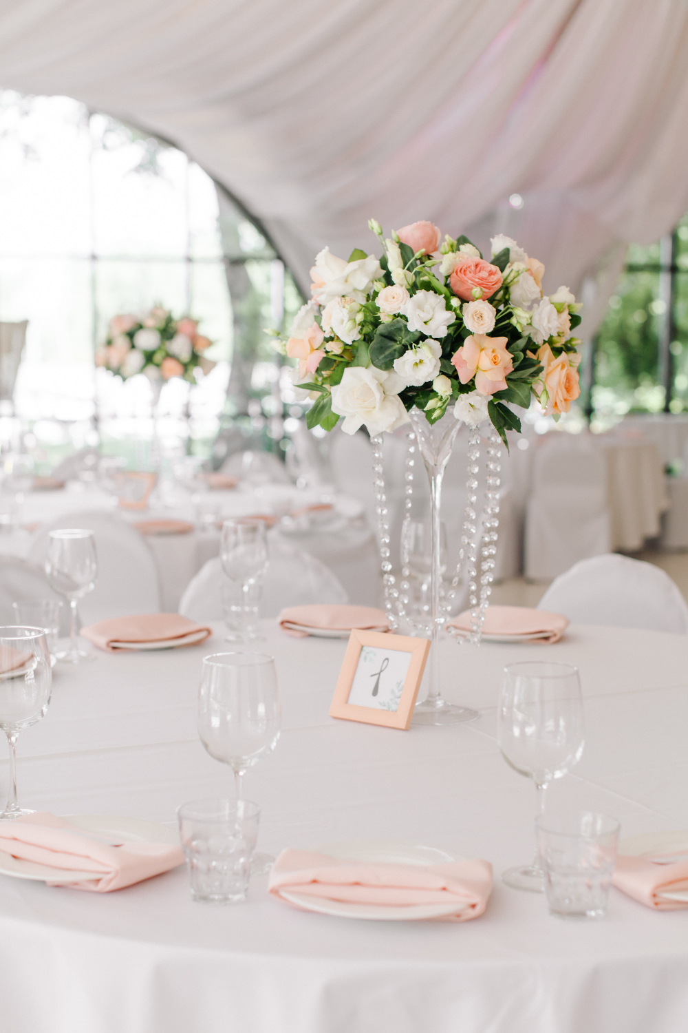 Свадьба в шатре Паруса Крестовский банкетный зал. Оформление зала от студии декора Торжествомания