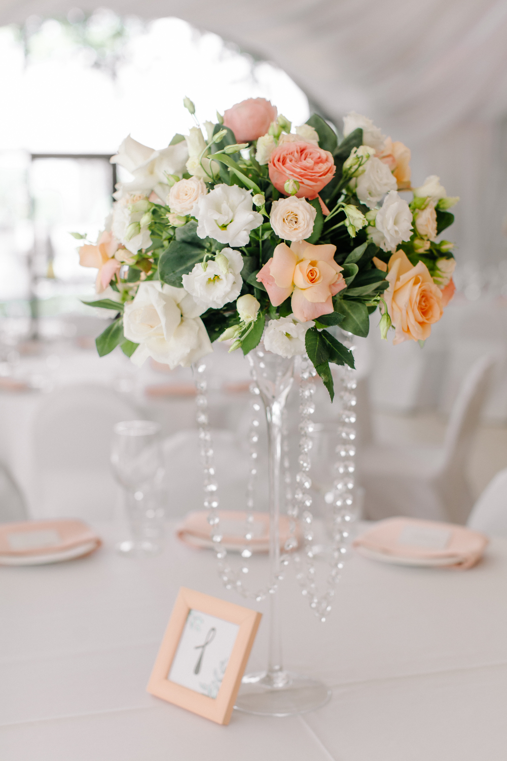 Свадьба в шатре Паруса Крестовский банкетный зал. Оформление зала от студии декора Торжествомания