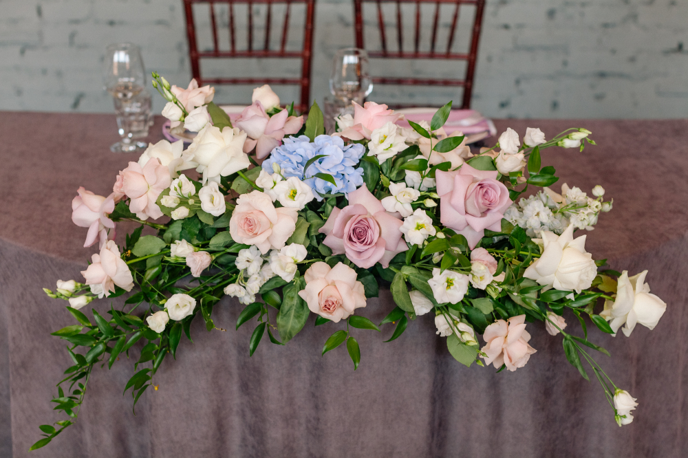 цветочная композиция и оформление цветами столов гостей от студии декора Торжествомания