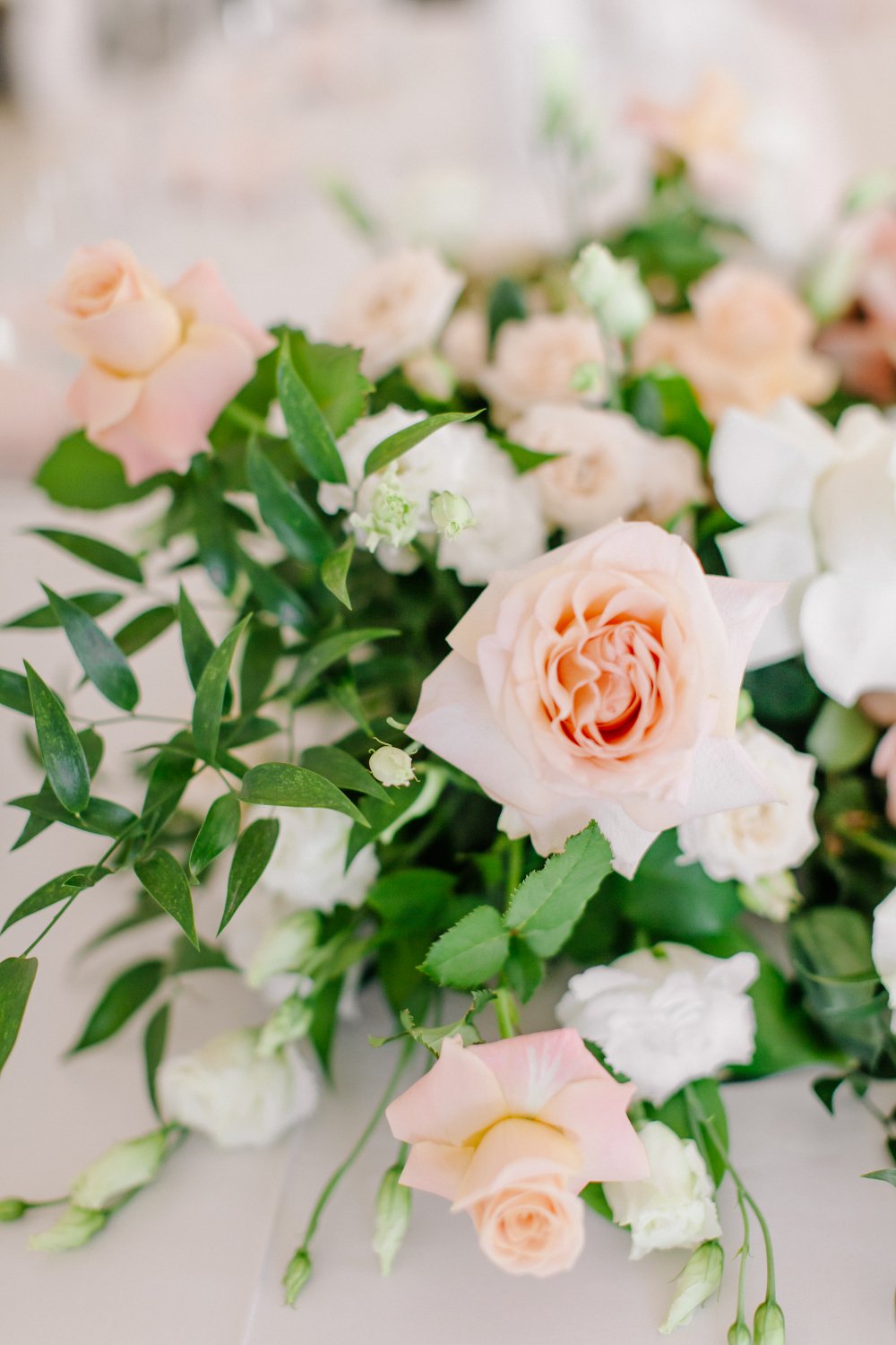 Свадьба в шатре Паруса Крестовский банкетный зал. Оформление зала от студии декора Торжествомания