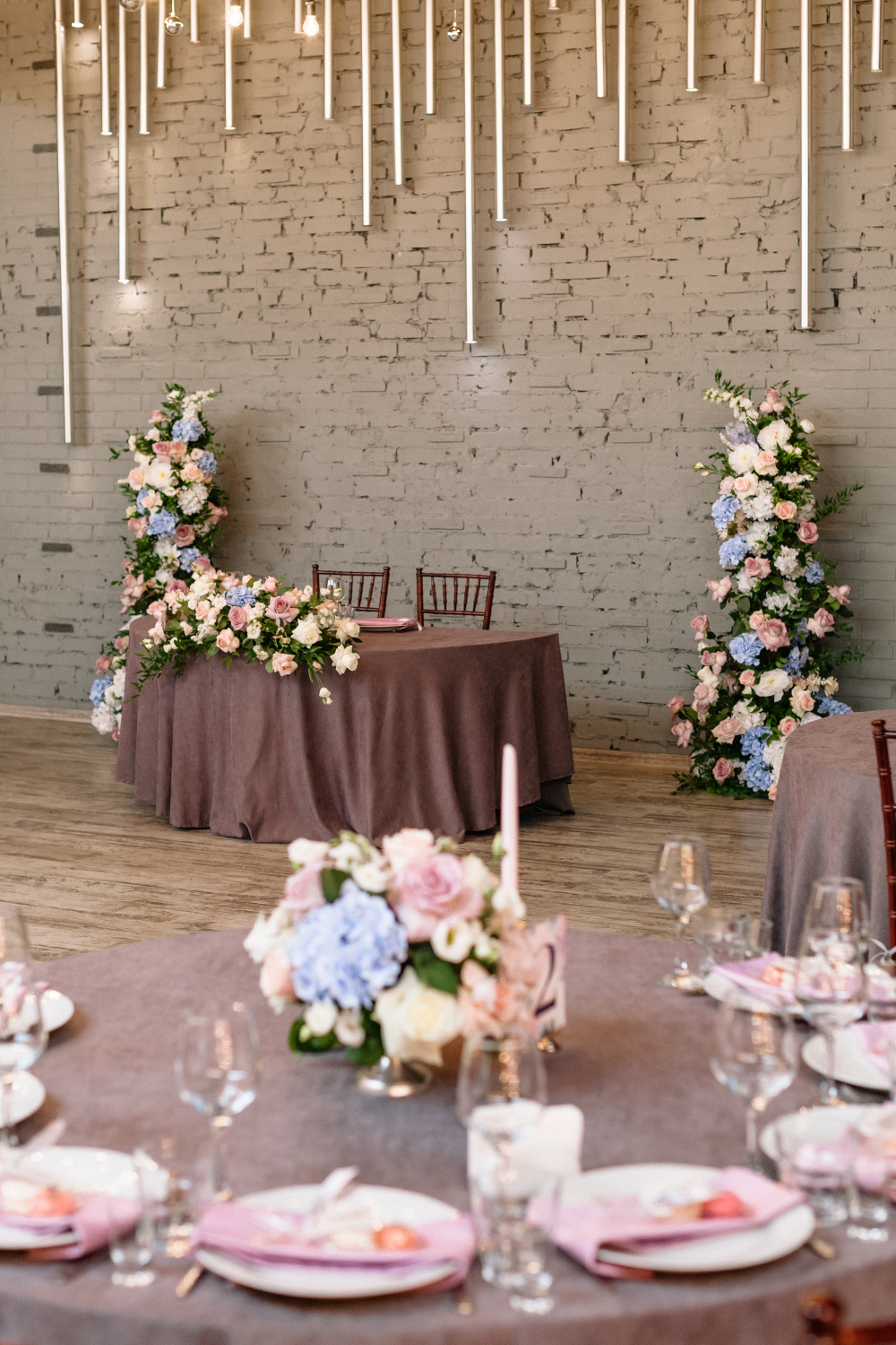 оформление стола молодоженов в ресторане Ивент Лофт Event loft Roof цветочное оформление свадьбы в Петербурге и Ленинградской области от свадебной студии Торжествомания