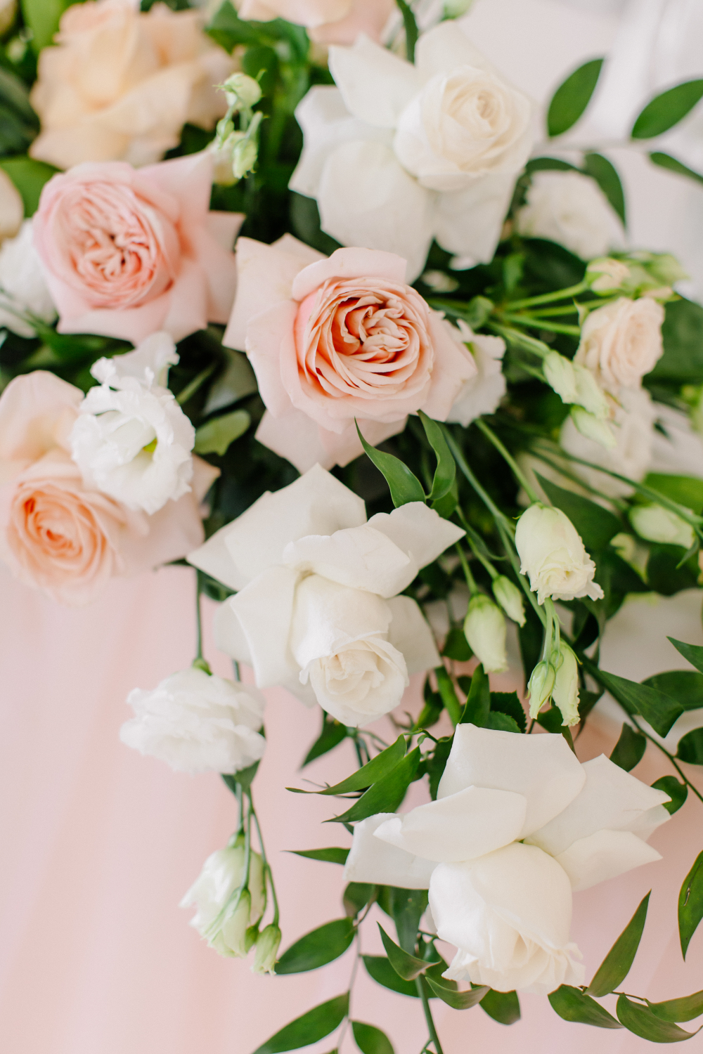 Свадьба в шатре Паруса Крестовский банкетный зал. Оформление зала от студии декора Торжествомания