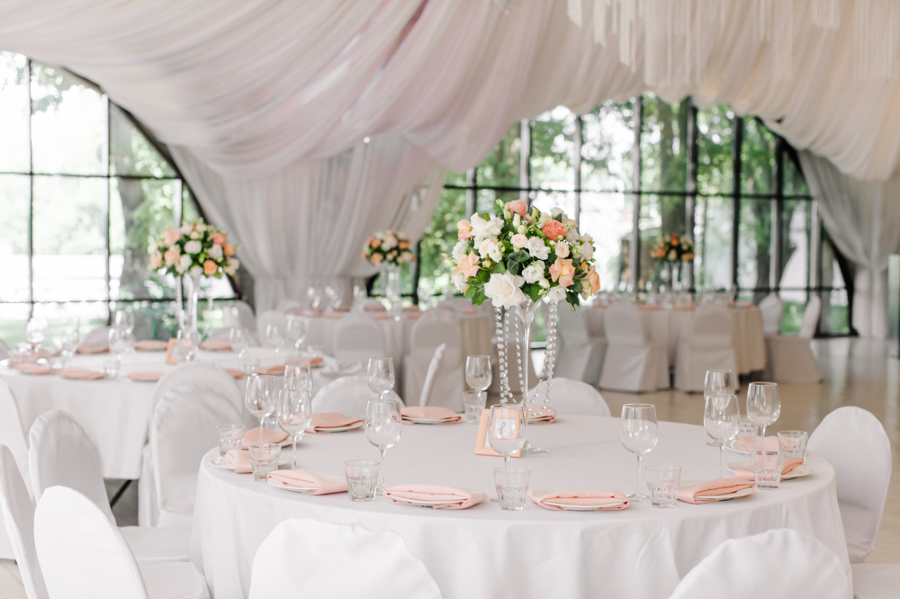 Свадьба в шатре Паруса Крестовский банкетный зал. Оформление зала от студии декора Торжествомания