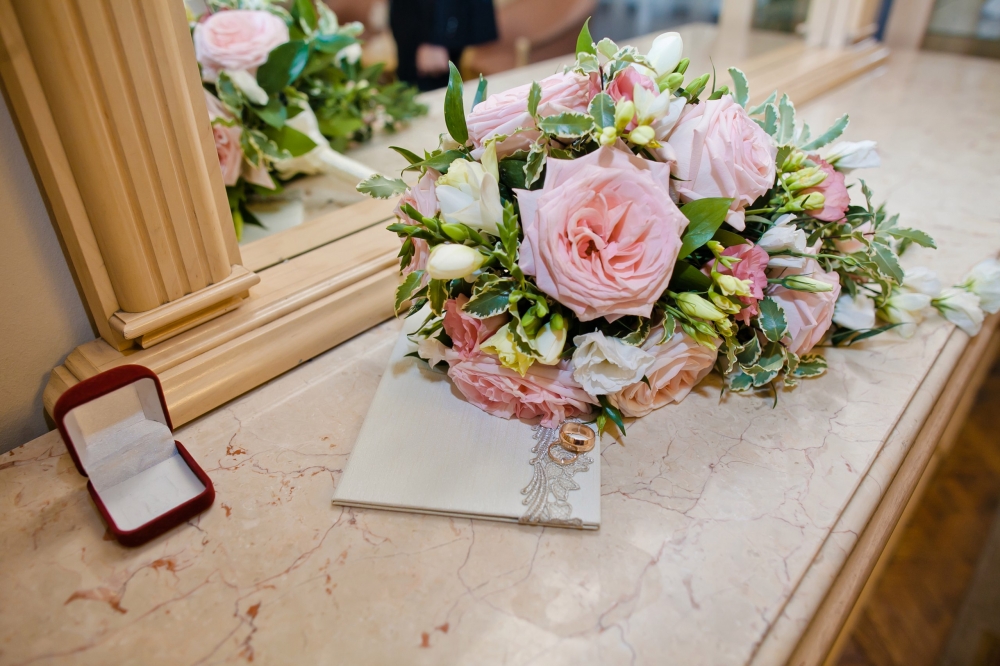 каскадный свадебный букет