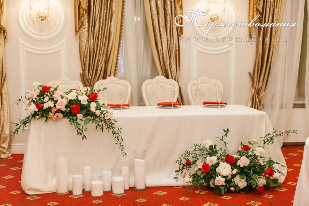 оформление свадебного стола молодоженов, свадьба в зале Царский в особняке Глуховского от студии декора Торжествомания, декор стола президиума в спб