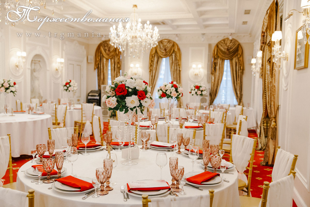 оформление зала на свадьбу в особняке Глуховского от студии декора Торжествомания, декор гостевых столов цветами