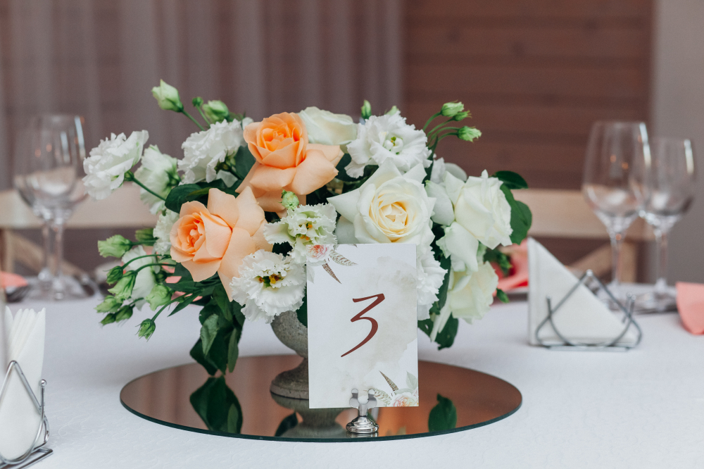 оформление и декор свадьбы цветами и композициями, свадебная флористика от студии Торжествомания 