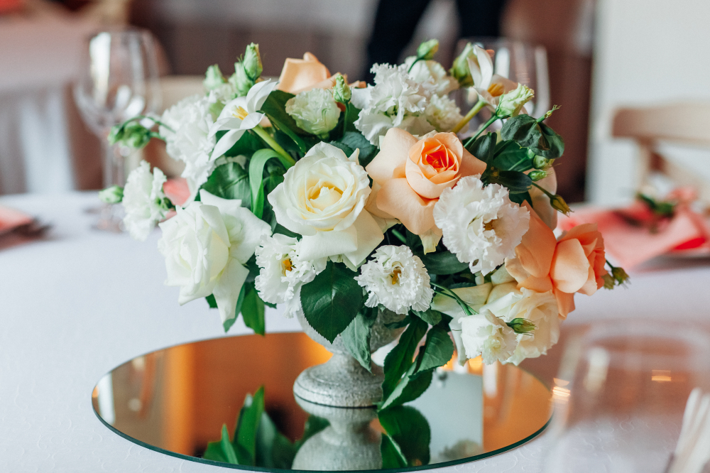 заказать свадебное оформление цветами в Санкт-Петербурге от свадебной студии Торжествомания