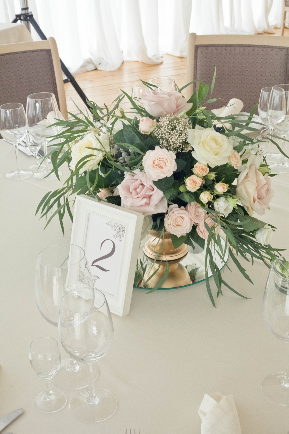 Свадебное оформление в СПб. Шатер Летнего Дворца г. Петергоф Декор гостевых столов Студия декора Торжествомания