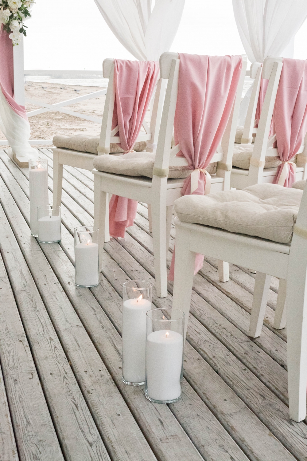 оформление стульев в пудровом цвете на выездную регистрацию
