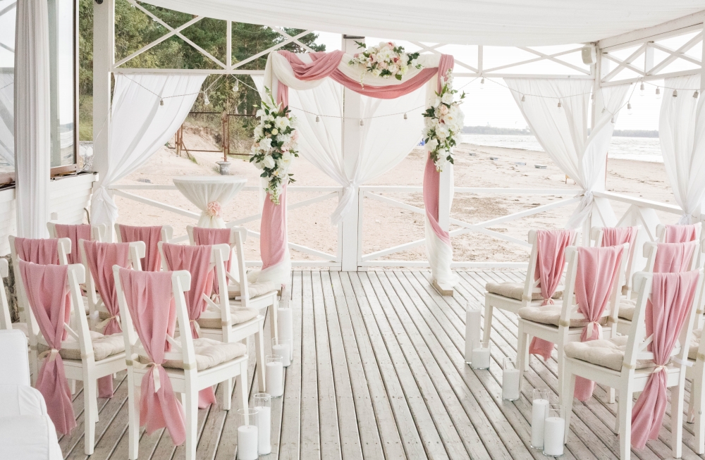 Выездная регистрация в пудровом цвете в ресторане Калипсо