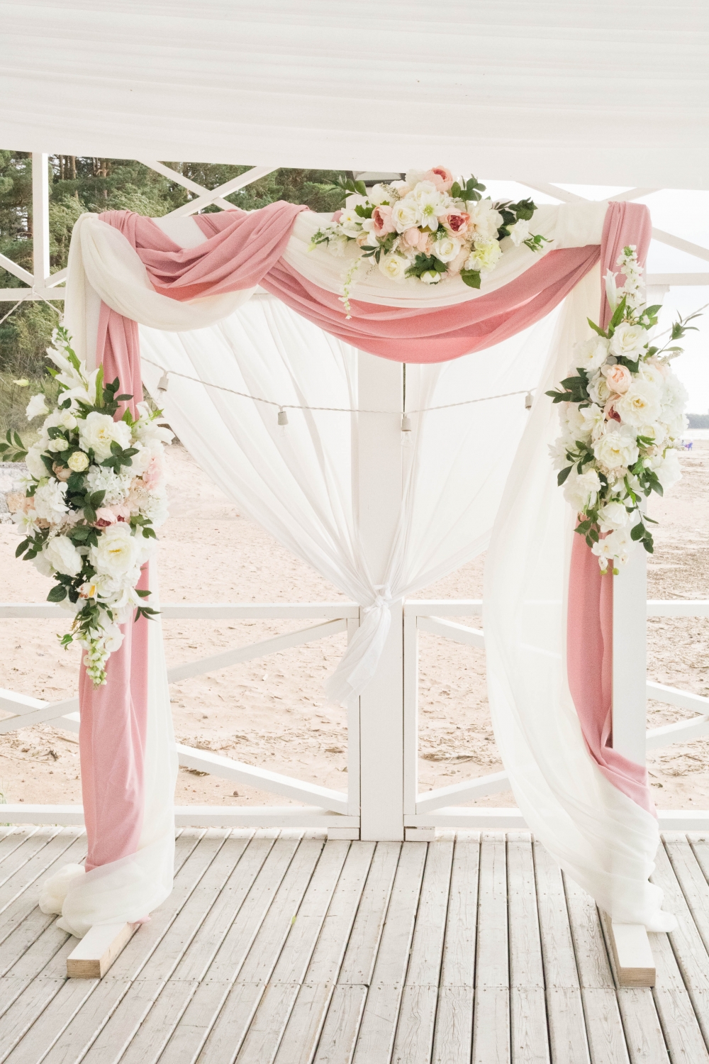 свадебная арка в пудровом цвете в ресторане Калипсо