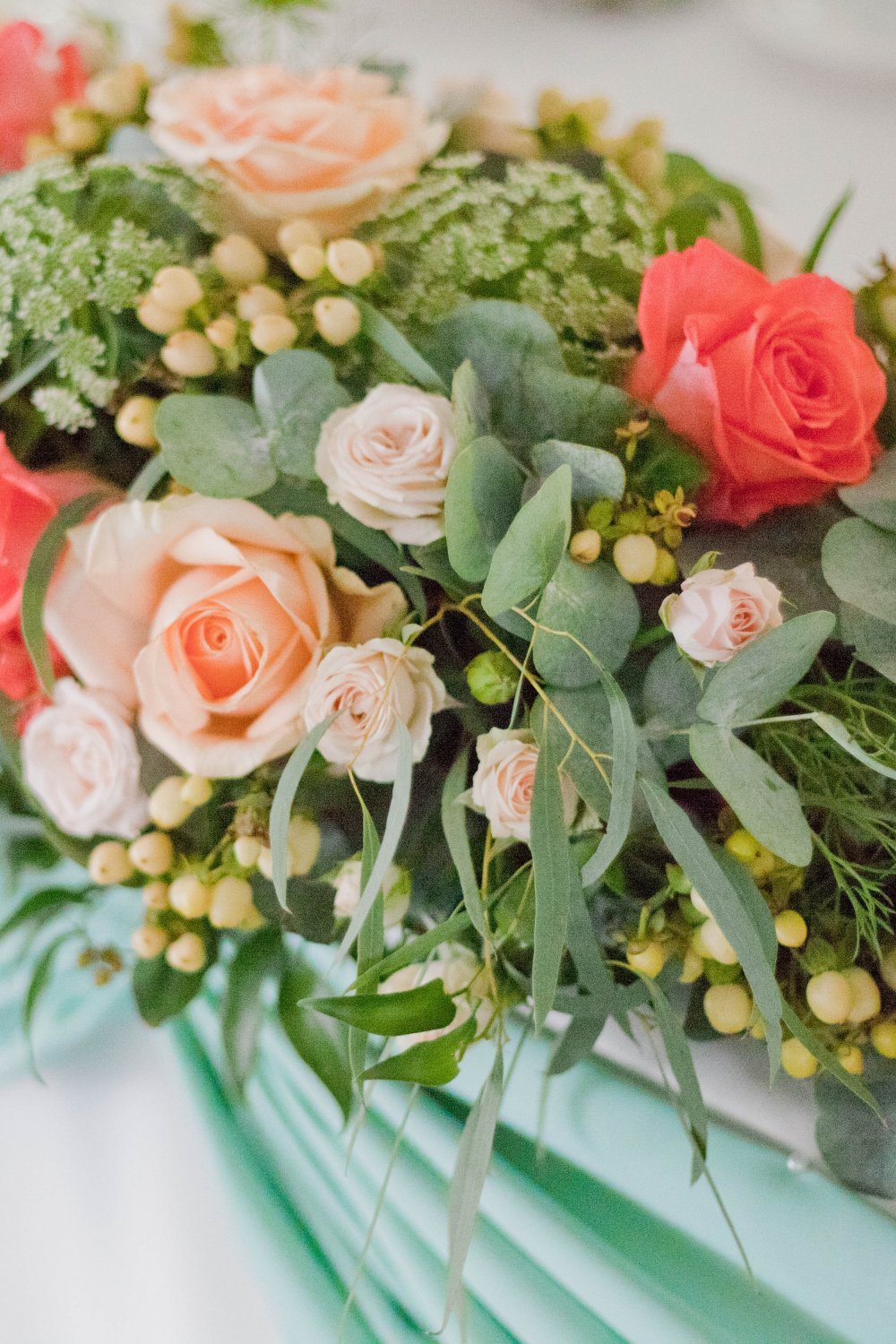 Цветочное оформление стола молодоженов