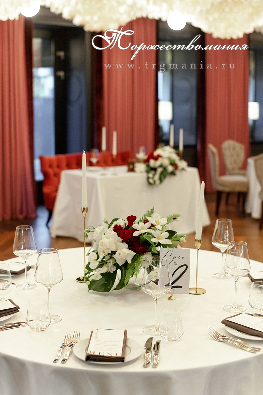 свадебное оформление в ресторане Laardo, наб. канала Грибоедова д. 133, украшение стола молодоженов и гостевых столов цветами, свадебная полиграфия,  свечи от студии декора и флористики Торжествомания, украшение зала, свадьба в спб