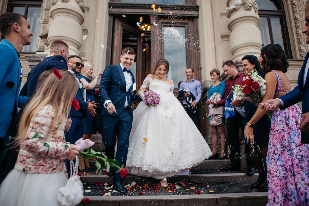 Дворец Бракосочетания №1 на Английской набережной д. 28. Счастливые молодожены. Букет невесты от студии декора Торжествомания
#Торжествомания