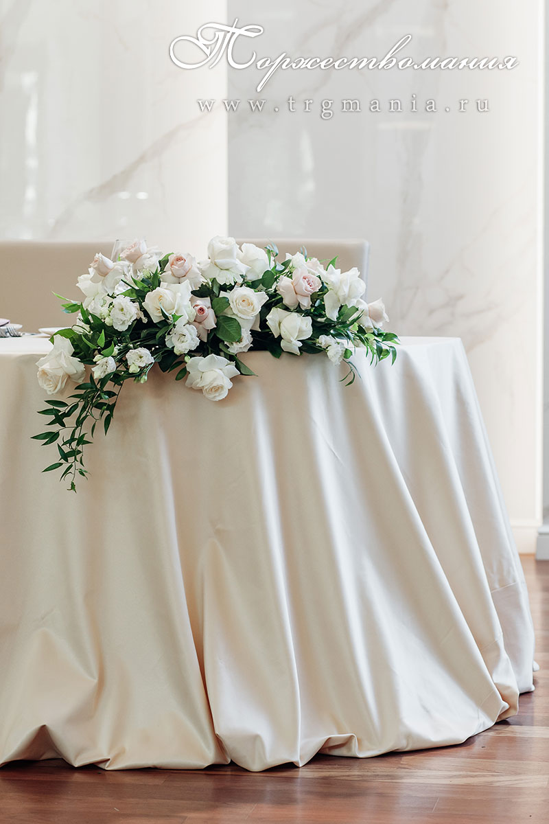 цветочная композиция на стол в ресторане Luce Итальяская уд 15, декор и флористика студия "Торжествомания"