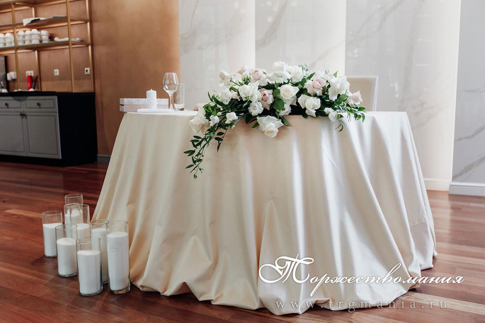 Стол молодоженов в ресторане Luce Итальяская уд 15, декор и флористика студия "Торжествомания"