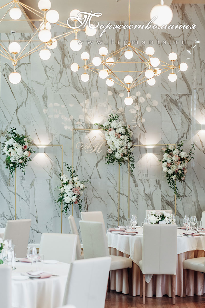 Оформление фотозоны в в ресторане Luce Итальяская уд 15, декор и флористика студия "Торжествомания"