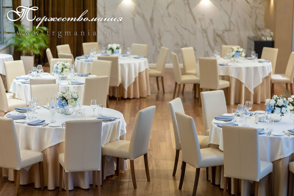 Гостевые столы в банкетном зале Luce Итальянская ул д. 15, Флористика и декора - студия "Торжествомания"