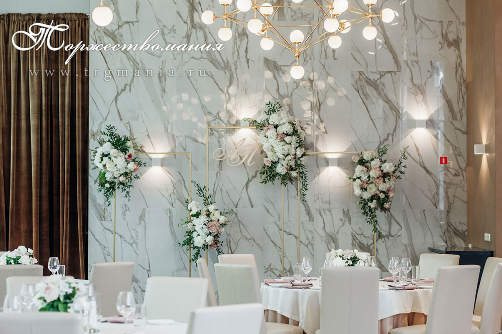 оформление зала на свадьбу в ресторане Luce Итальяская уд 15, декор и флористика студия "Торжествомания"