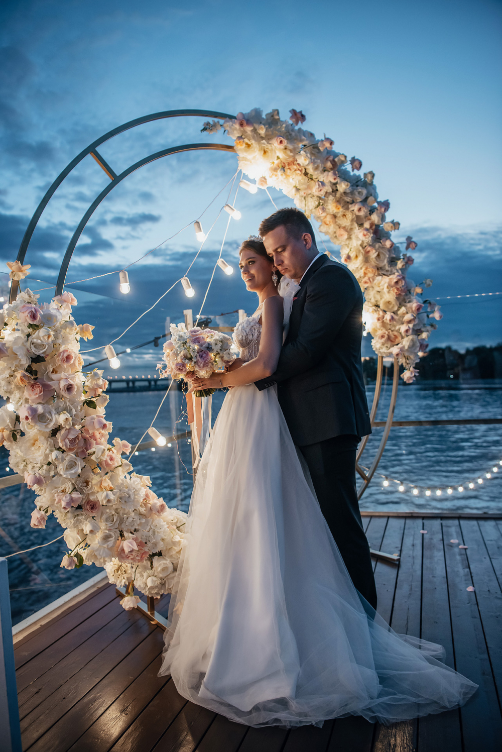 выездная регистрация в ресторане на Крестовском острове от студии декора Торжествомания