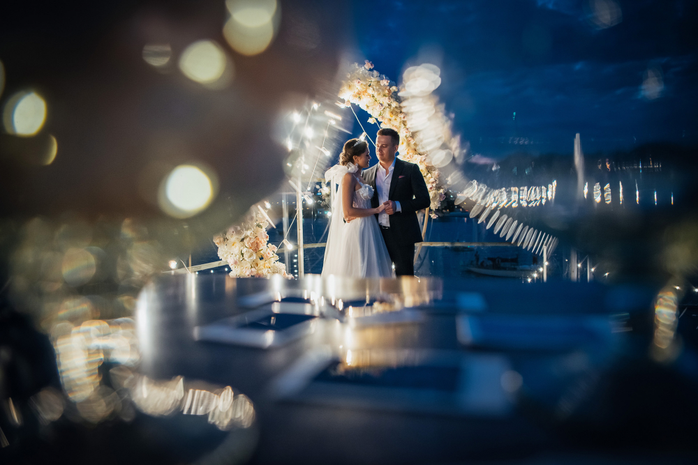 лампочки ретро гирлянды для оформления выездной регистрации в ресторане на Крестовском острове от студии декора Торжествомания