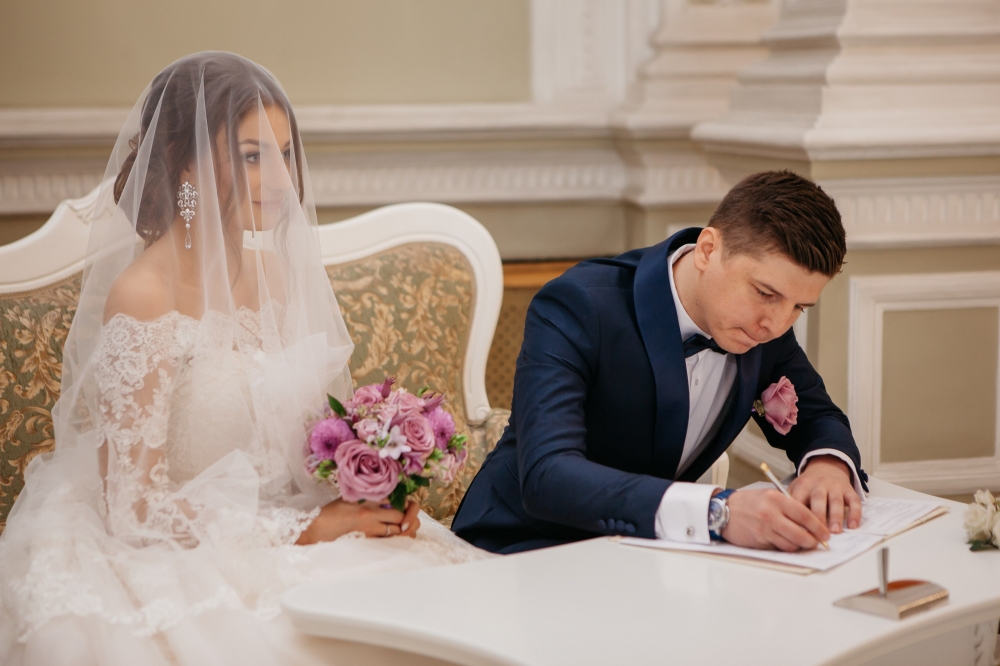 Дворец Бракосочетания №1 на Английской набережной д. 28. Счастливые молодожены. Букет невесты от студии декора Торжествомания
#Торжествомания