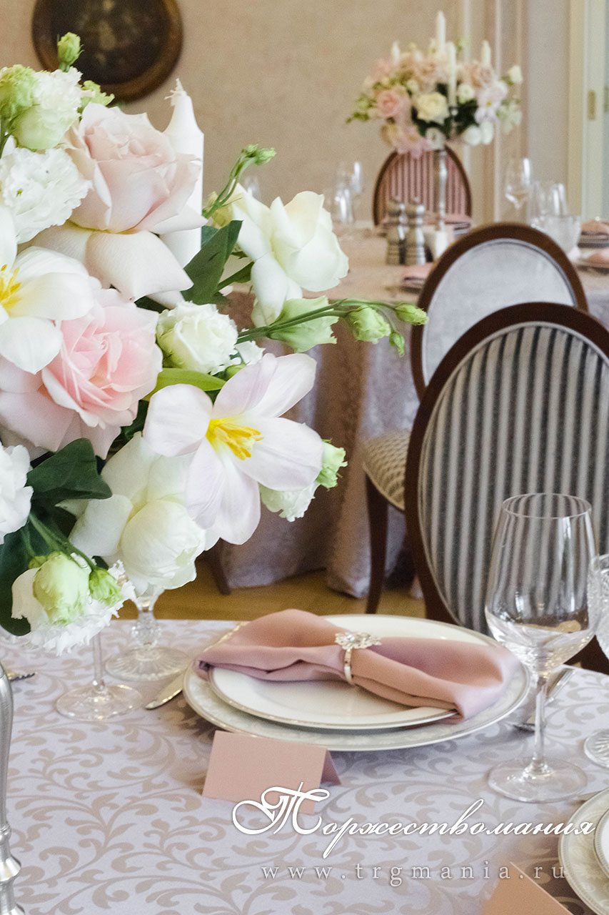 цветочные композиции на подсвечниках или канделябрах