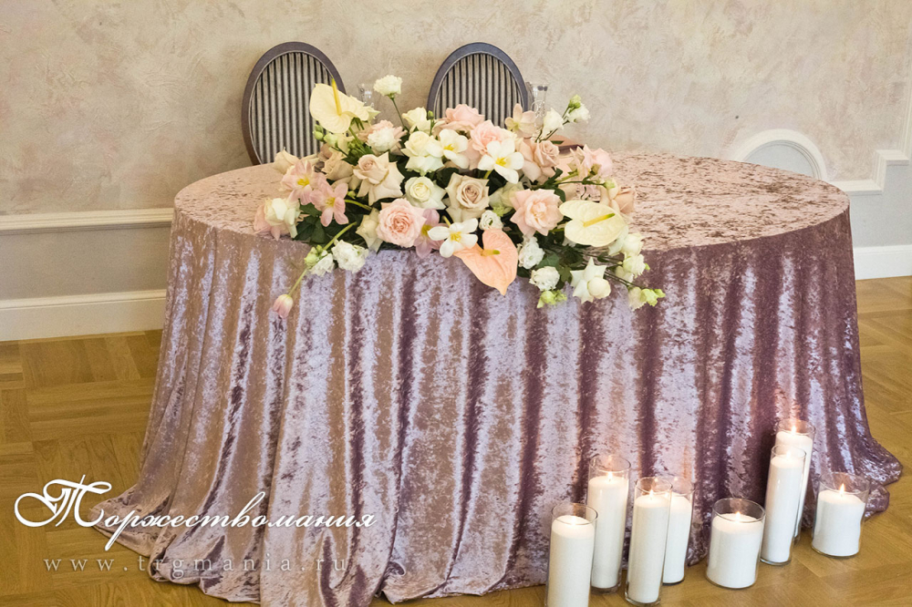 декор свадебного стола молодоженов цветочными композициями