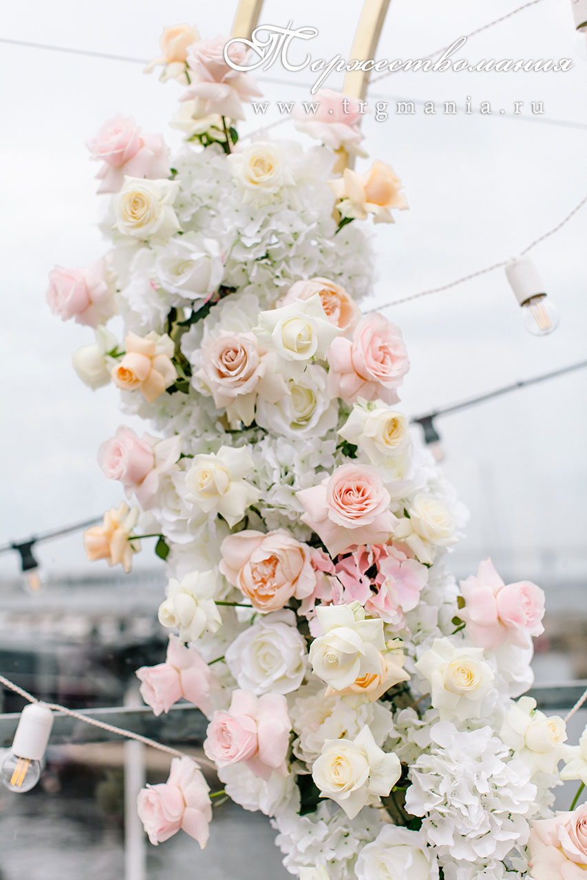 декор свадебной арки в ресторане Паруса