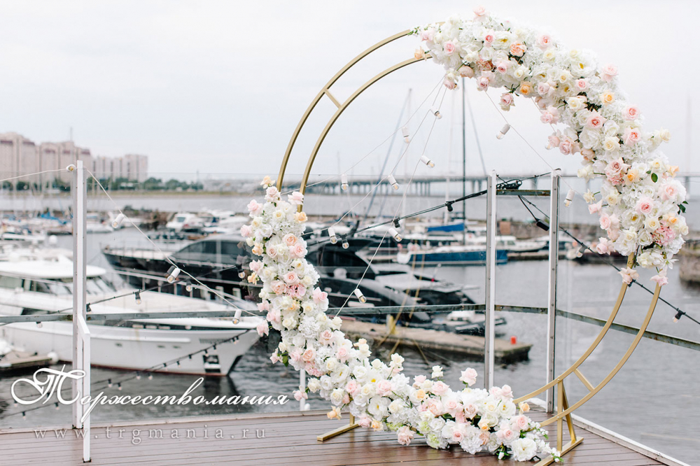 круглая свадебная арка в ресторане Паруса