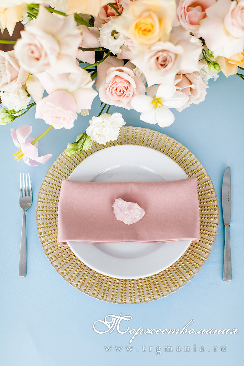 декор стола молодоженов на свадьбе в ресторане Паруса